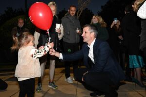 Τα χριστουγεννιάτικα χωριά εγκαινίασε ο Δήμαρχος Αθηναίων Κώστας Μπακογιάννης, από τη γειτονιά των Ελληνορώσων