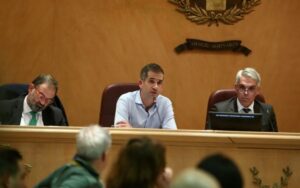 Ενός λεπτού σιγή στη μνήμη των θυμάτων και ψήφισμα από το Δημοτικό Συμβούλιο για την τραγωδία στα Τέμπη