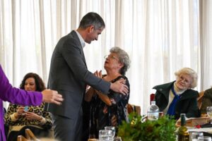 Ο Δήμος Αθηναίων γίνεται μια «ανοιχτή αγκαλιά» για όλους και αυτές τις γιορτές