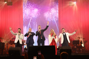 Με ένα λαμπερό υπερθέαμα στην πλατεία Συντάγματος η Αθήνα υποδέχθηκε το 2023