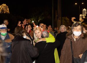 Βόλτα χαράς με ταξί στη στολισμένη Αθήνα για φιλοξενούμενους του Γηροκομείου Αθηνών και μέλη των Λεσχών Φιλίας