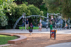 Δήμος Αθηναίων: Μια ονειρική παιδική χαρά καλωσορίζει τα παιδιά στον αναμορφωμένο Εθνικό Κήπο – Τα όργανα και τα παιχνίδια σχεδιάστηκαν αποκλειστικά για τον ιστορικό Κήπο της πόλης  