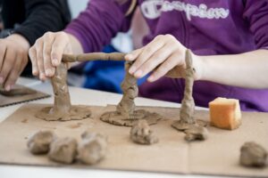 Δήμος Αθηναίων: Κυριακές στο Βιομηχανικό Μουσείο Φωταερίου για όλη την οικογένεια «Παίζουμε με τα υλικά του εργοστασίου: Ο πηλός»  