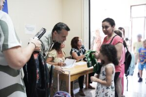 Δήμος Αθηναίων: Σχολικά είδη σε 1.500 μαθητές ευάλωτων οικογενειών