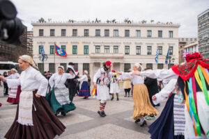 Δήμος Αθηναίων: Tσικνοπέμπτη στη Βαρβάκειο – Δωρεάν παραδοσιακό τσίκνισμα, γλέντι με μουσική και χορό