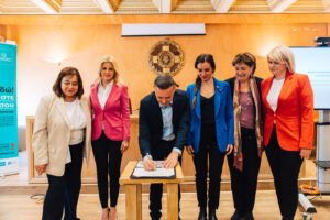 Ο Δήμαρχος Αθηναίων, Χάρης Δούκας, υπέγραψε την Αναθεωρημένη Ευρωπαϊκή Χάρτα για την Ισότητα Γυναικών και Ανδρών