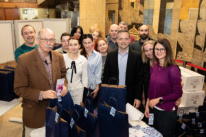 Δώρα & ευχές για το Πάσχα από τον Δήμο Αθηναίων σε 3.500 άτομα τρίτης ηλικίας